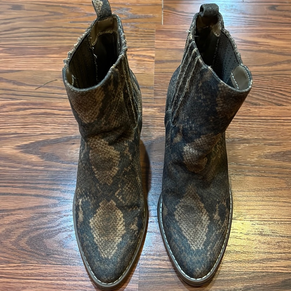 Madden girl snake boot size 7M